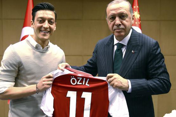Arsenalli futbolcu Mesut Özil: Almanya’da ırkçılık, bütün toplumun sorunu haline geldi