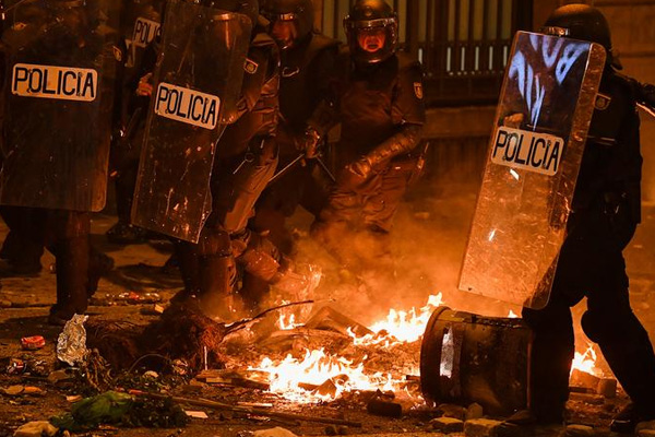 Katalanlar Barselona'yı yangın yerine çevirdi