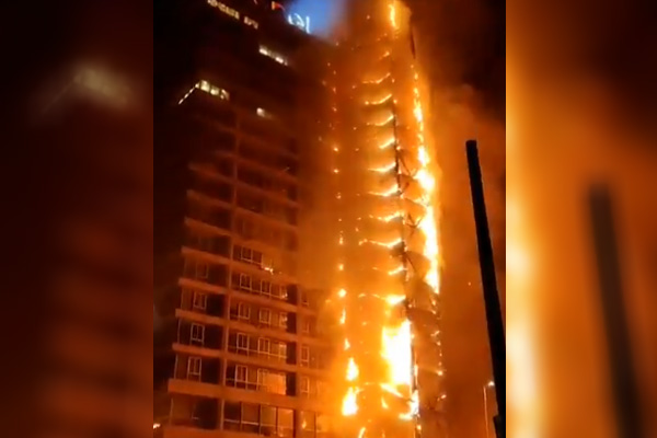 Şili'de protestocular bir binayı ateşe verdi