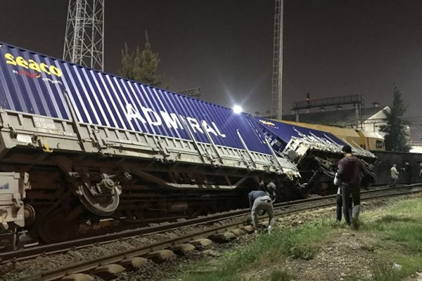 İzmir’de yük treni raydan çıktı