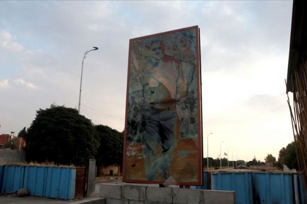 YPG/PKK tahrip ettiği hastane önüne teröristbaşı posteri asmış