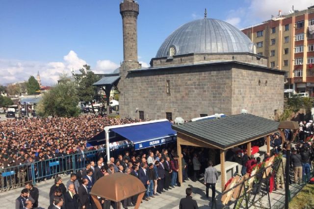 Erzurumlu şehit Ekşioğlu'nu binler uğurladı ile ilgili görsel sonucu