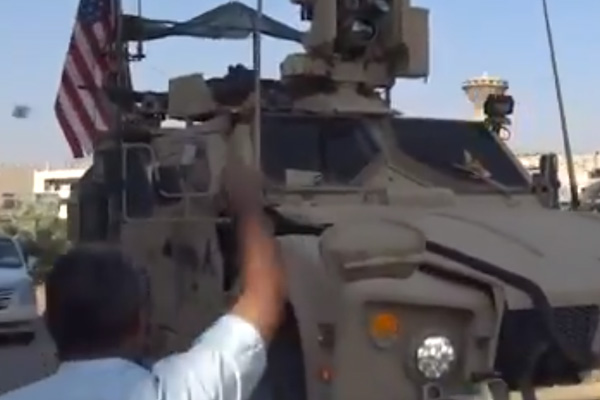 Fırat'ın doğusundan çekilen Amerikan askerleri böyle taşlandı