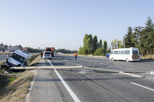 Ankara'da servis minibüsü devrildi: Çok sayıda yaralı var