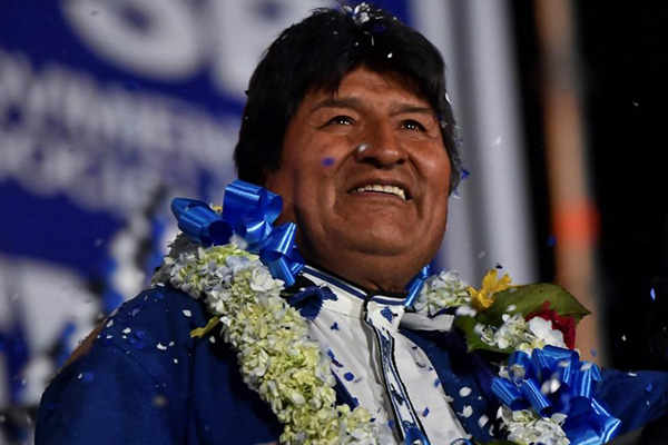 Morales seçimleri 4. defa kazandı; sokaklar karıştı!