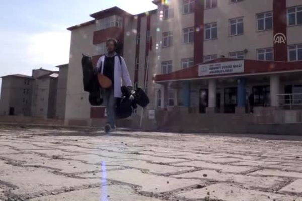 Köy çocuklarını müzik enstrümanlarıyla tanıştırıyor