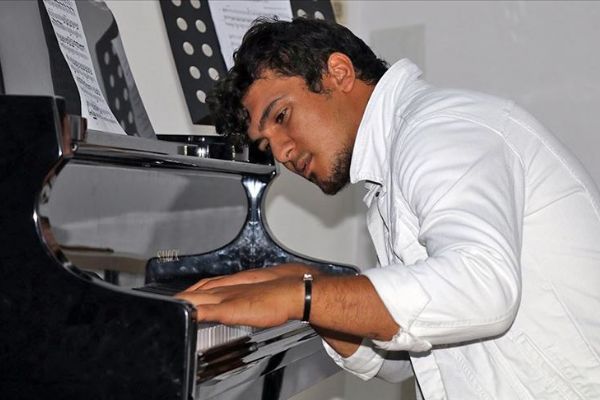 Sokağa terk edilse de 'parmakları'yla başarıya koştu