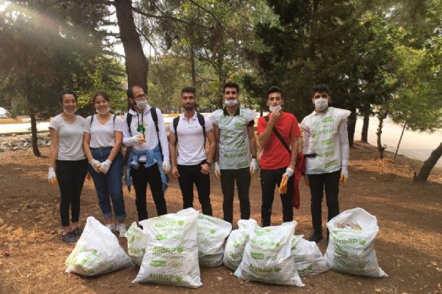 AHBAP Gönüllüleri çevre temizliği yaptı