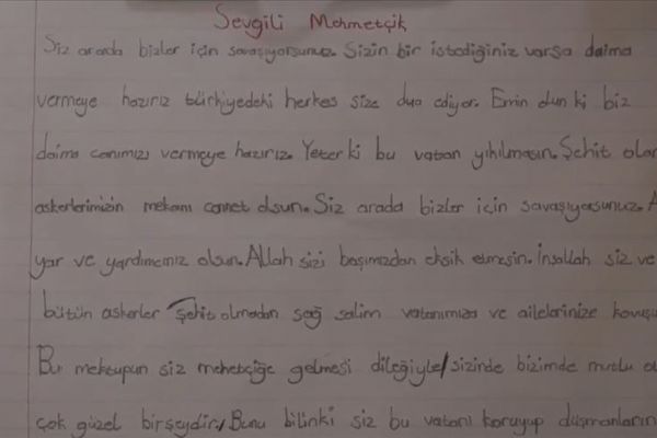 Mehmetçik öğrencilerin mektuplarıyla moral buluyor