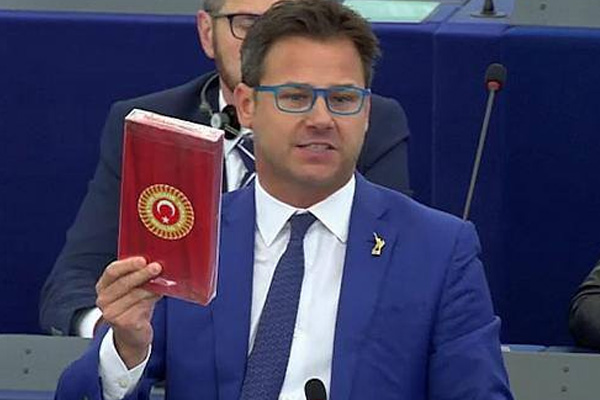 Çikolata kutusunu yere fırlatarak, Türkiye'yi protesto eden İtalyan vekile yaptırım!