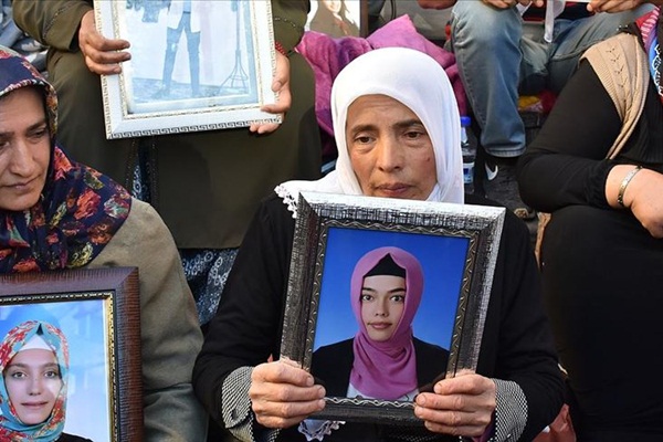 'Yavrumun eli silah tutmayacak kalem tutacak'