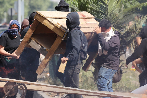 Şili'de sokaklar yangın yeri: Çok sayıda ölü ve yaralı var