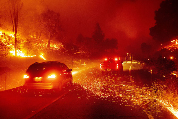 Kaliforniya'da yangın: Binlerce kişi tahliye edildi