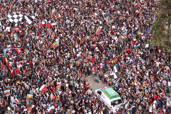 Şili'de tarihin en büyük protestosu: 1 milyon kişi sokaklarda
