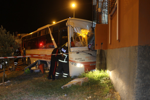 Halk otobüsü evin balkonuna girdi: Yaralılar var