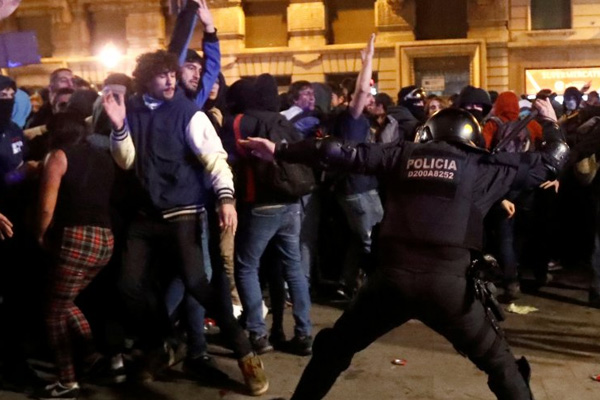 Barselona sokakları yine karıştı: Ayrılıkçılarla polis arasında çatışma