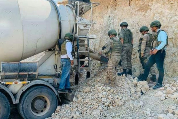 YPG'li teröristlerin tünelleri betonla kapatılıyor