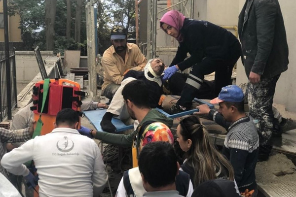 İnşaatta yük asansörü düştü: 3 yaralı