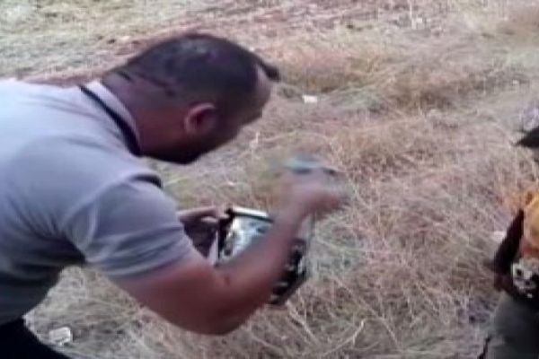 Zırhlı aracı durduran Suriyeli çocuğa Türk polisi şefkati