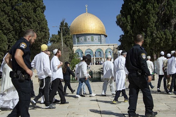 Fanatik Yahudiler Mescid-i Aksa'ya baskın yaptı