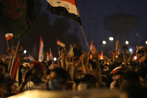 Bağdatlılar sokağa çıkma yasağını protesto ediyor