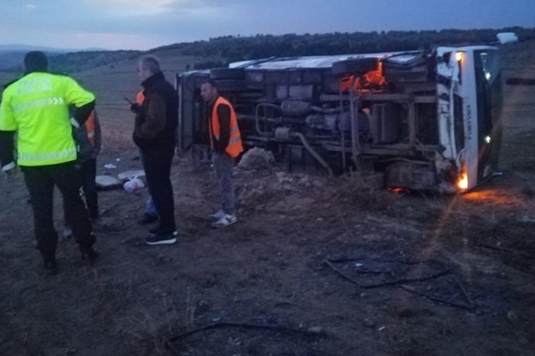 Öğrencileri taşıyan otobüs devrildi: 27 yaralı