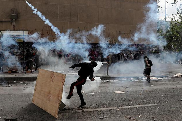 Şili'de protestolar sonrası 8 bakan görevden alındı