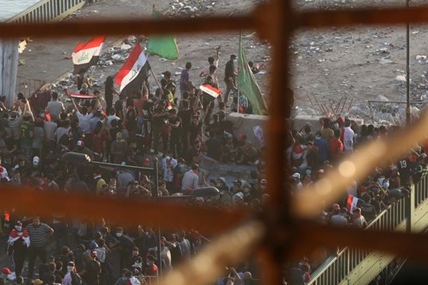 Irak'ta polis göstericilere ateş açtı: 18 ölü, yüzlerce yaralı var