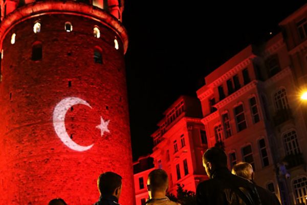 Galata Kulesi kırmızı beyaza büründü