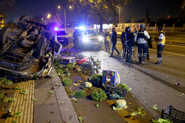 Sebze yüklü kamyonet kaza yaptı: 2 yaralı