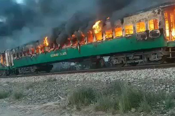 Pakistan'da tren faciası: Onlarca ölü var