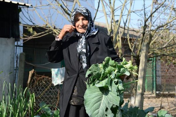 Bahçesinde yetiştirdiği ürünlerle Afrika'da su kuyusu açtırdı