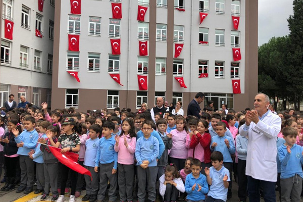 Trabzonlu öğrencilerden Mehmetçiğe fındık ve mektup