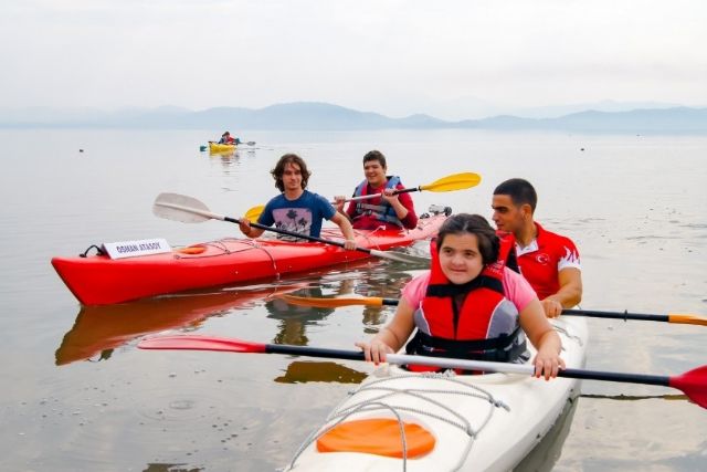 Engelleri kanoyla aşıyorlar