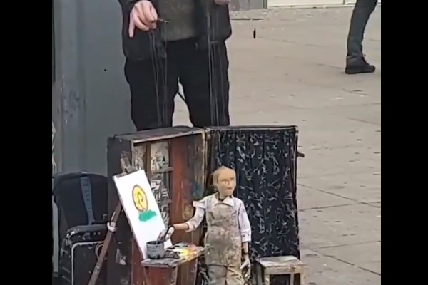 Kuklaya resim yaptırdı