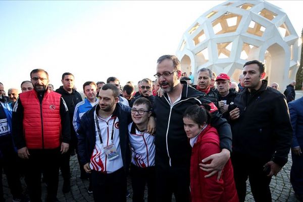 Bakan Kasapoğlu ve milli sporcular 15 Temmuz Şehitler Anıtı'nı ziyaret etti