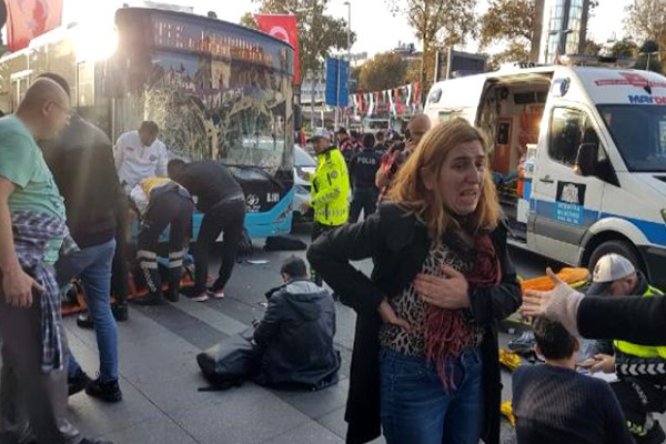 Beşiktaş'ta otobüs durağa daldı! Yaralılar var