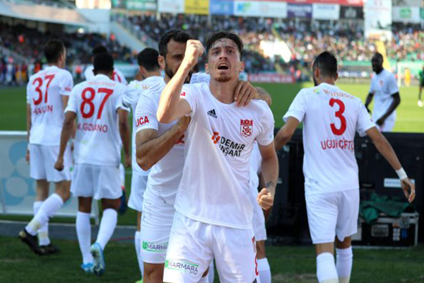 Sivasspor, deplasmanda Denizlispor'u 2-0 ile geçti!