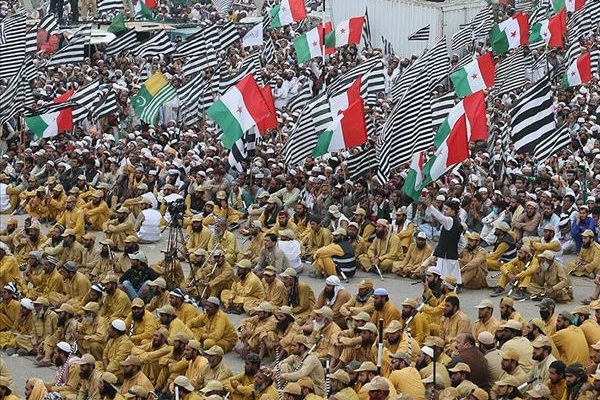 Pakistan'da muhalefet hükümete istifa için verdiği süreyi uzattı