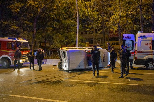 Başkentte polis aracı devrildi: Yaralılar var