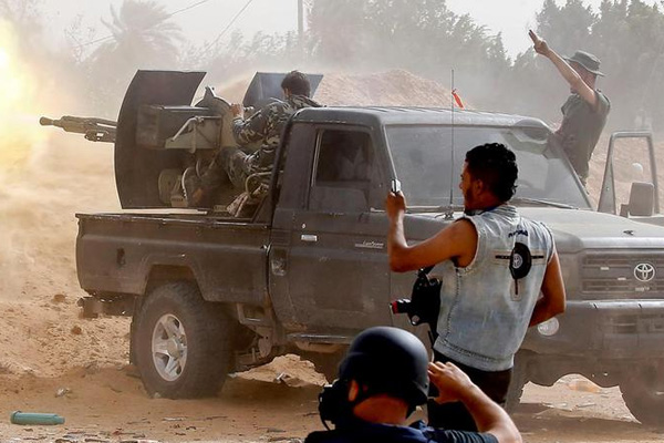 Hafter güçlerinden Mitiga Havaalanı'na saldırı