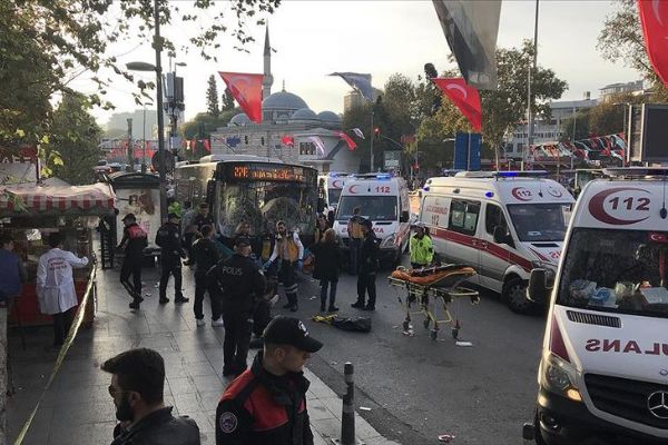 Özel halk otobüsü yayalara çarptı