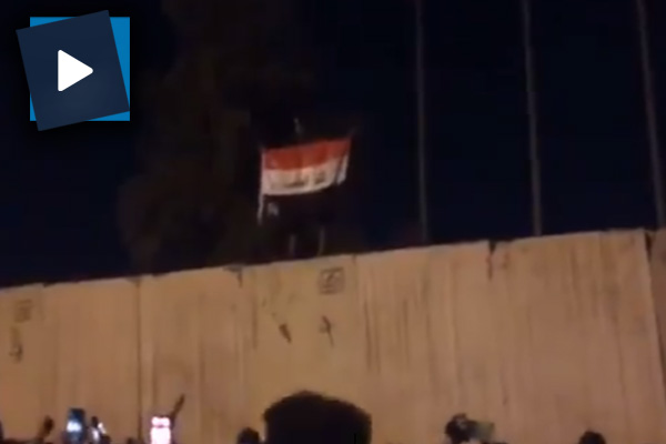 Iraklı gösteriler Kerbela'daki İran konsolosluğunu yaktı, Irak bayrağı astı!