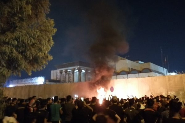 Iraklı gösteriler Kerbela'daki İran konsolosluğunu yaktı, Irak bayrağı astı!