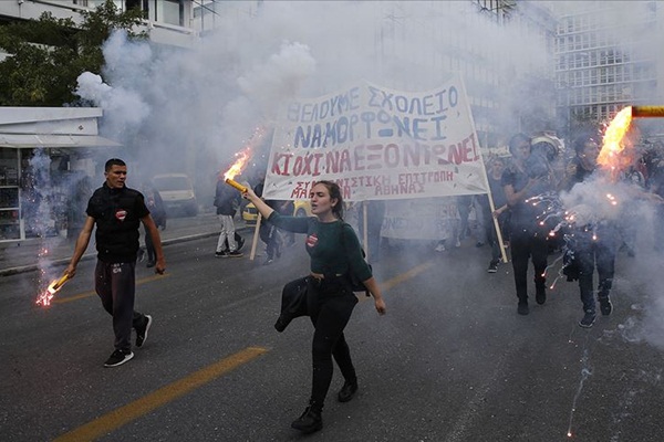 Yunanistan'da öğrenciler polisle çatıştı
