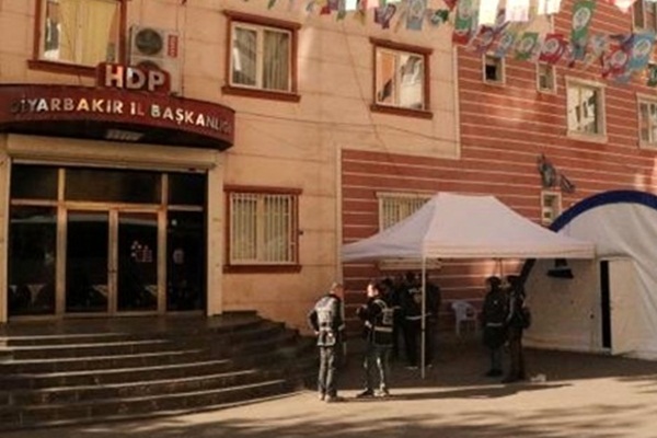 Evlat nöbetinin ardından HDP'liler binayı kapattı