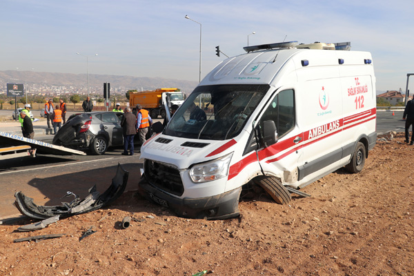 Elazığ'da ambulans ile otomobil çarpıştı: 7 yaralı