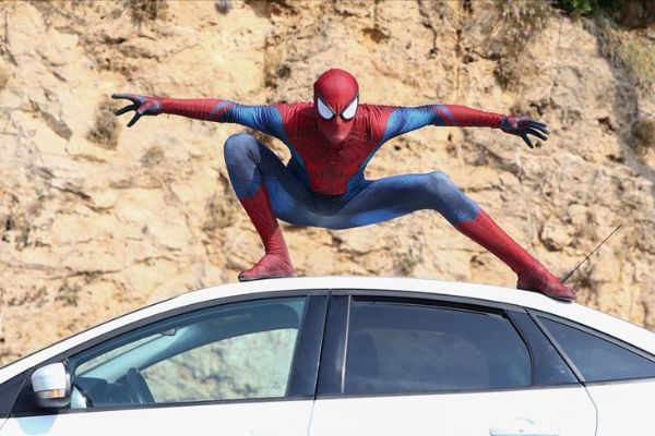 Antalyalılar sokaklarda dolaşan 'Örümcek Adam'ı sevdi