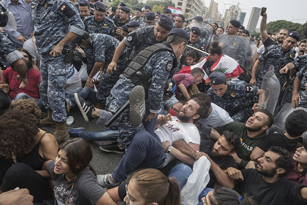 Lübnan’da ordu, protestoculara müdahale etti!