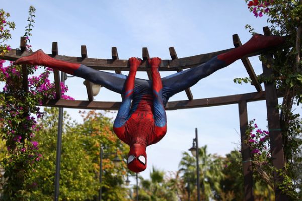 Antalyalılar sokaklarda dolaşan 'Örümcek Adam'ı sevdi